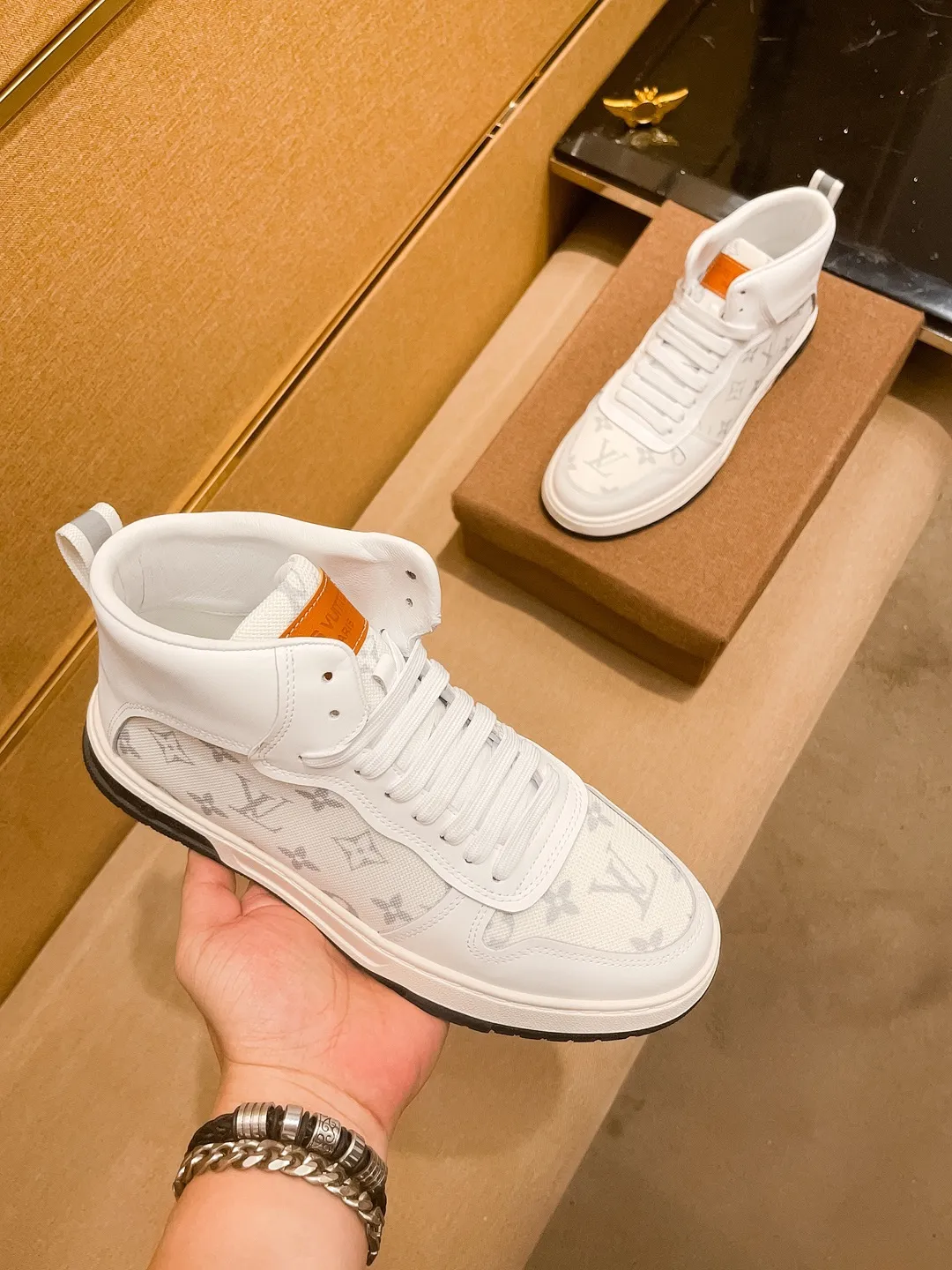Men's shoes 💰 440💰【 LV 】🔥 Louis Vuitton, high-end men's shoes brand, official website 1:1 latest masterpiece: the upper is made of first-layer cowhide imported from Italy with a comfortable and breathable lining➕original non-slip and wear-resistant outsole🔥, making walking more convenient and comfortable! An exclusive new model, a stunning work, a beautiful 1:1 replica [color] compared to the official quality! Create a fashionable personality to set off your uniqueness! A must-have for trendy men! Classic🔥Size: 38-44 Color: 🔥Multiple colors available🔥